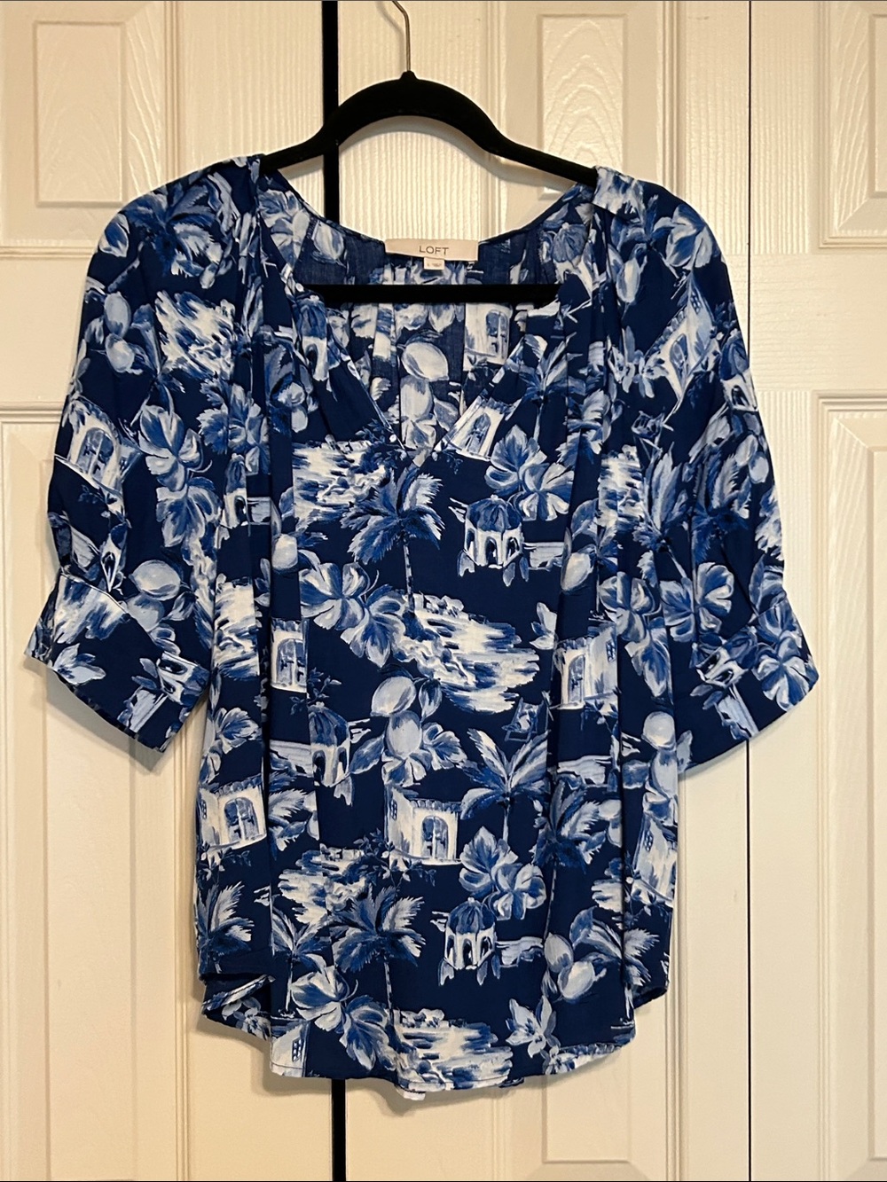 LOFT Navy & White Floral Scenic Split-Neck Blouse - Sz L - Excellent Condition